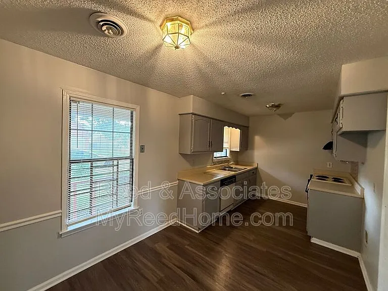 4811 Barkshire Dr — Photo 3