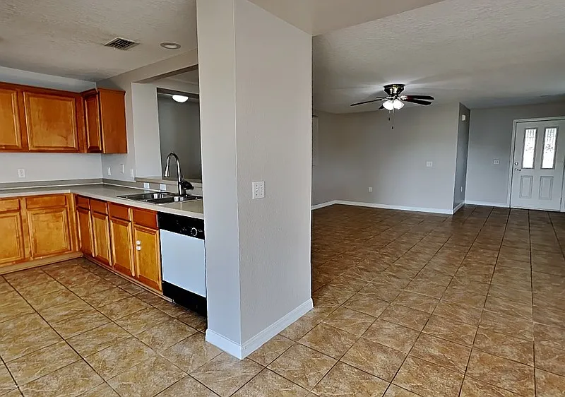 3 bed, 2.0 bath, 1830 sqft, $1,699 — Photo 3