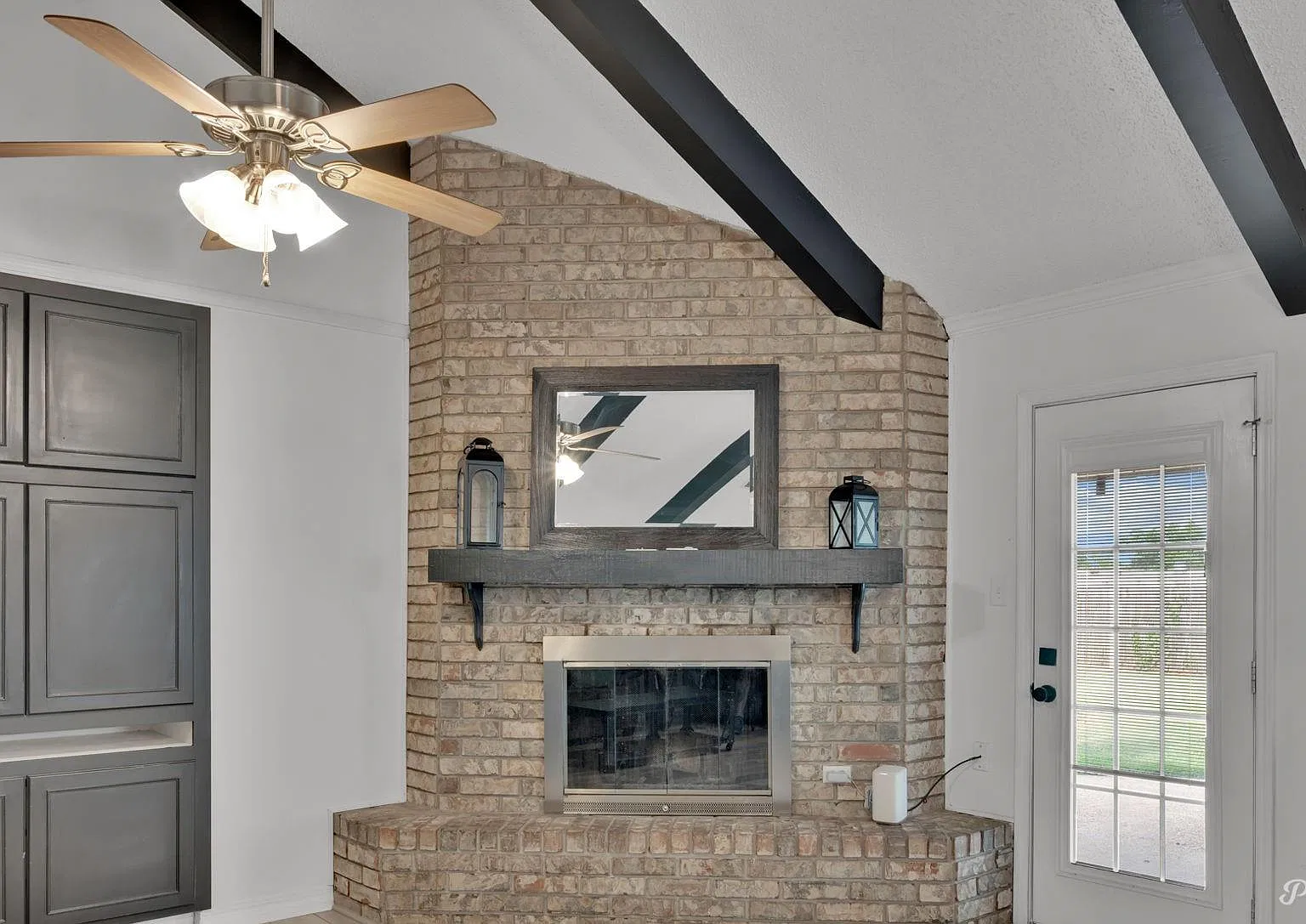3 bed, 2195 sqft, $2,300 — Photo 2
