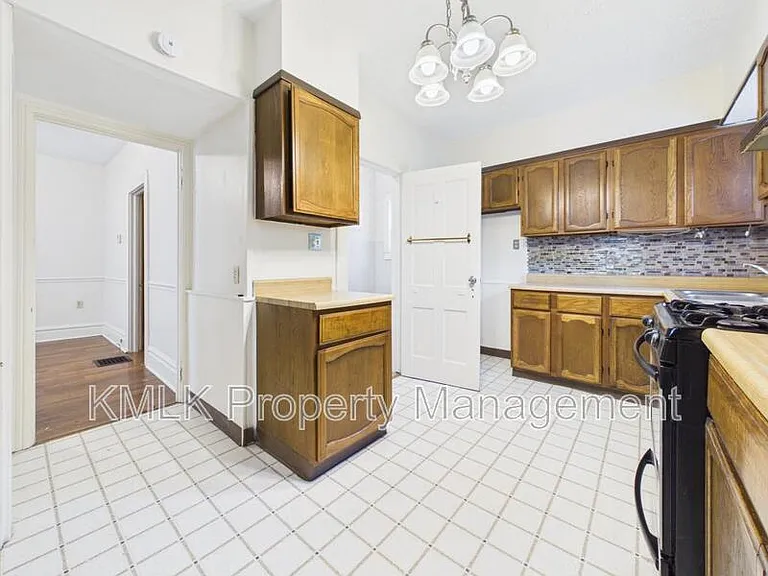 183 N Union St — Photo 13