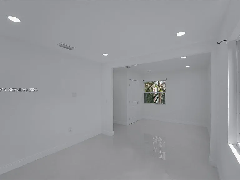1137 SW 8th Ave — Photo 9