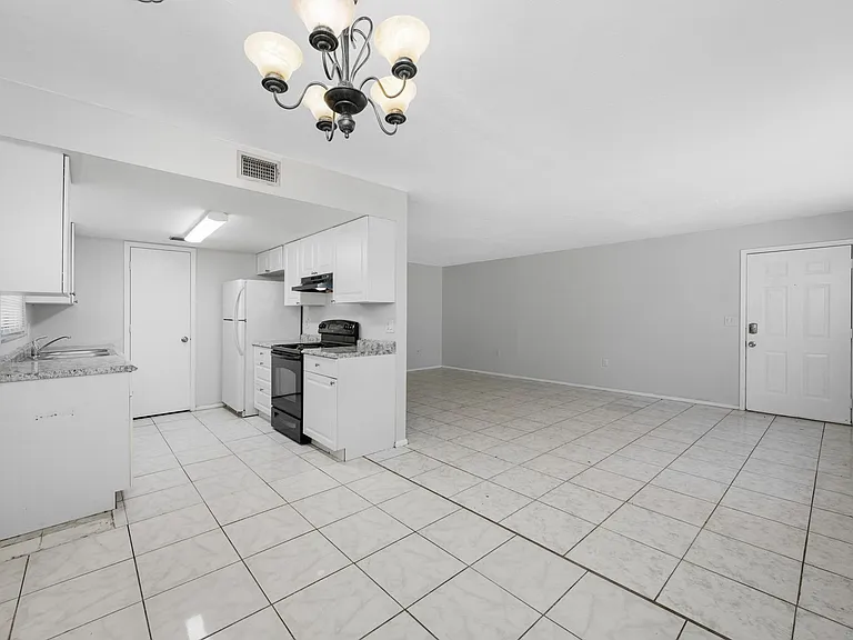 1767 Leo Ln S — Photo 17