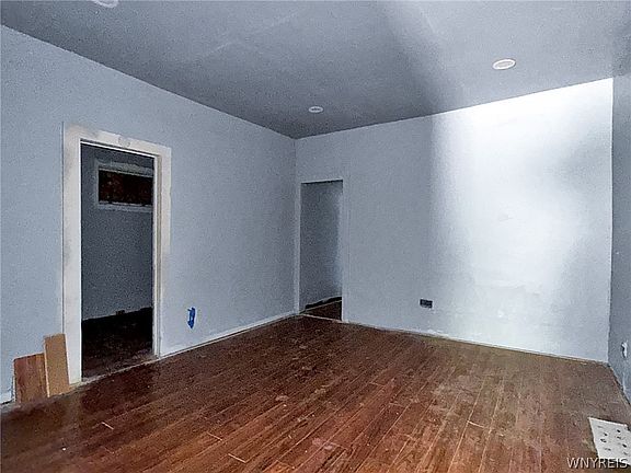 5th image of 18 Helen St