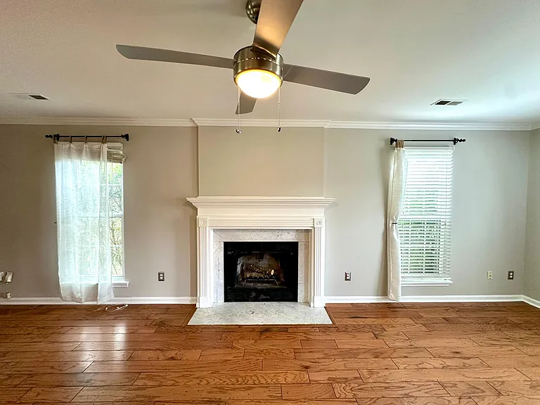 8425 Hirsch Dr — Photo 11