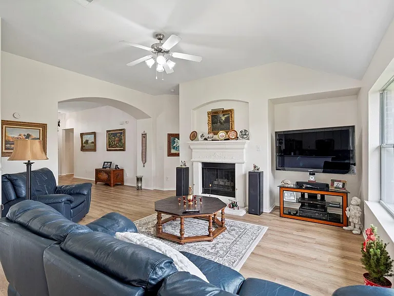 404 Dartmoor Dr — Photo 4