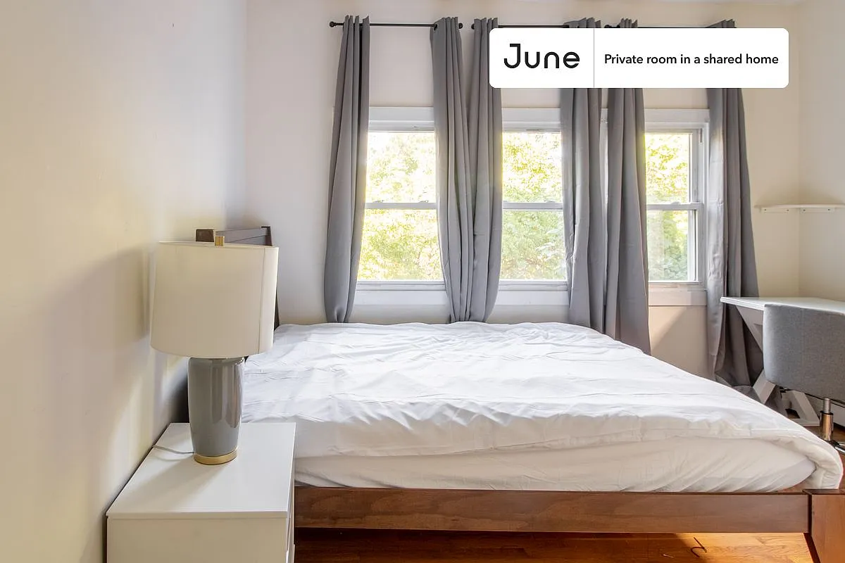 Queen bedroom in 5 bed/1 bath home in Mission Hill #1068 E — Photo 1