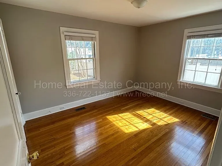1009 Knollwood St — Photo 7