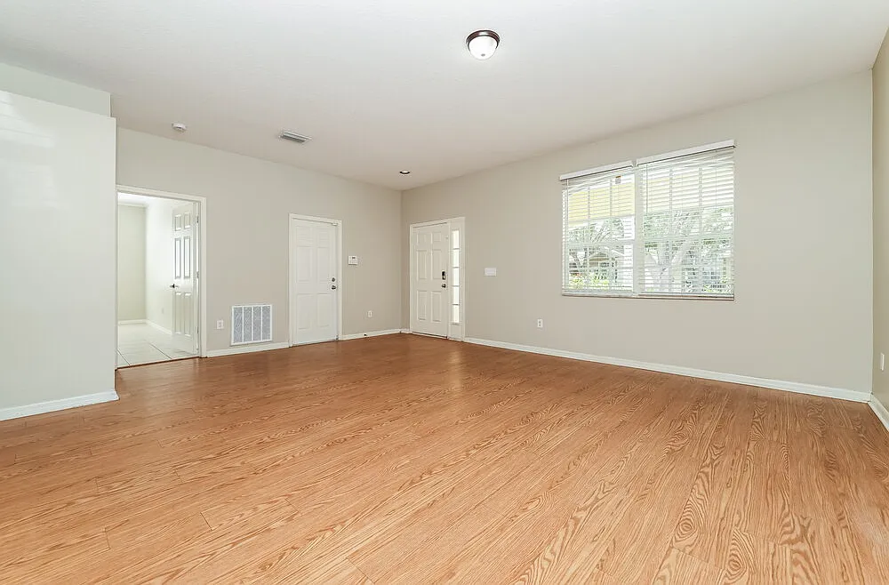 4 bed, 2.0 bath, 1686 sqft, $2,370 — Photo 3
