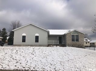 451 Mill Ridge Rd, Clinton, IA 52732