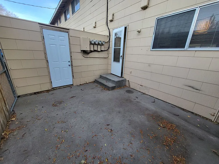 210 David St — Photo 7