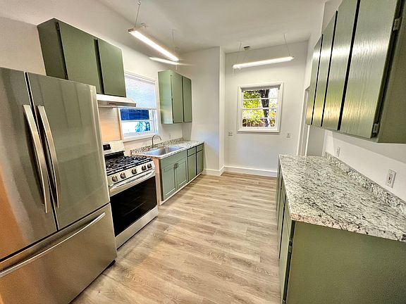 Huge Kitchen! Stainless steel appliances!