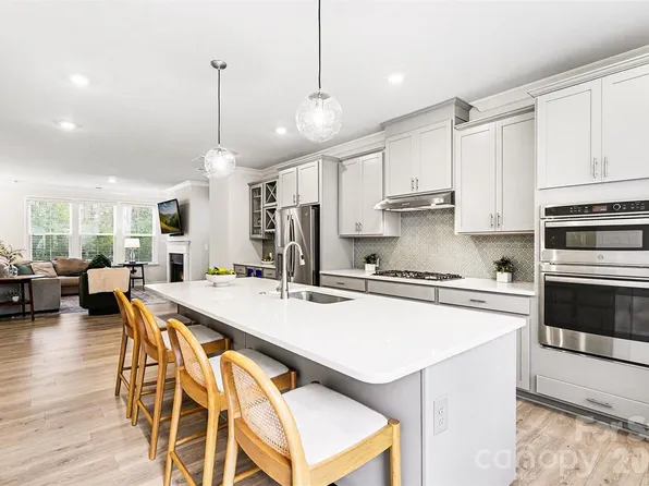 7017 Running Spring Dr, Charlotte, NC 28205