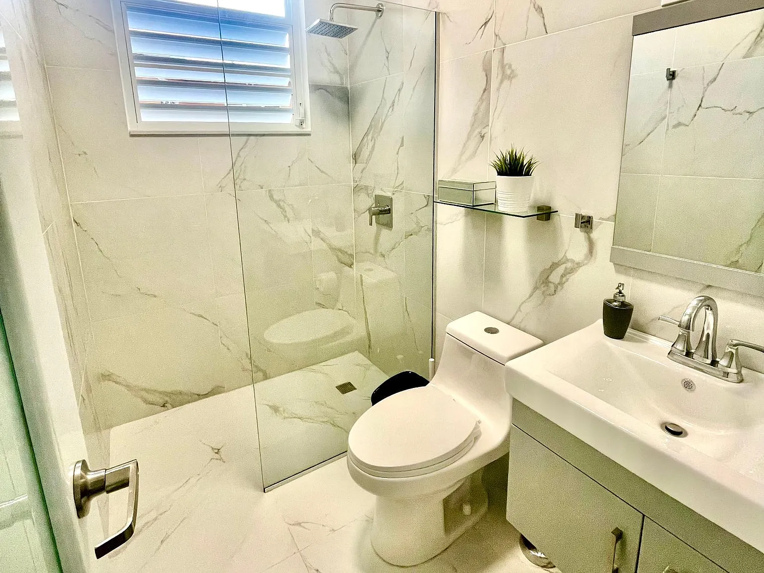4 bed, 3.0 bath, 2000 sqft, $3,500 — Photo 2
