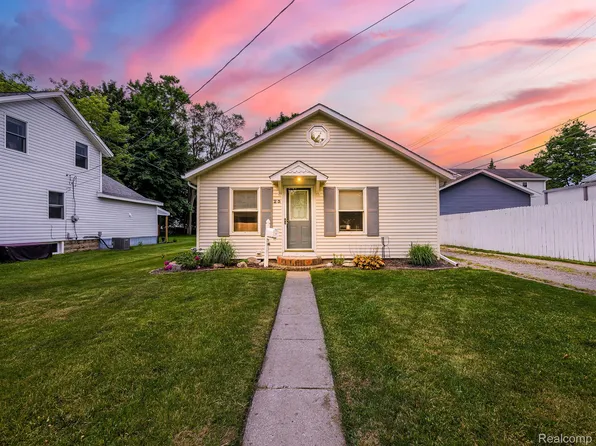 23 Pearl St, Oxford, MI 48371