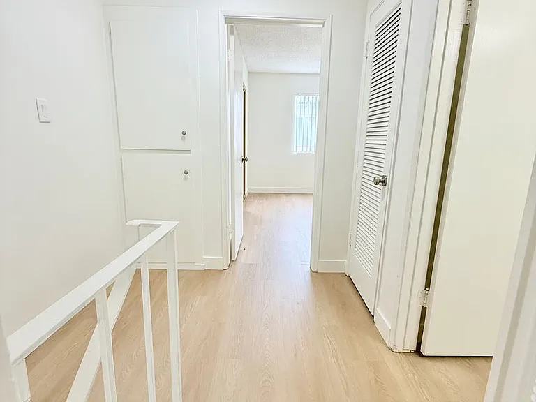 Lynrose Manor Apartments — Photo 35