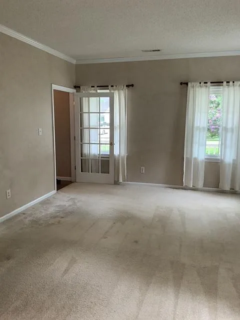 300 Peachtree Ln — Photo 4