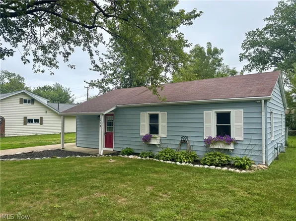 213 Harcourt Rd, Vermilion, OH 44089