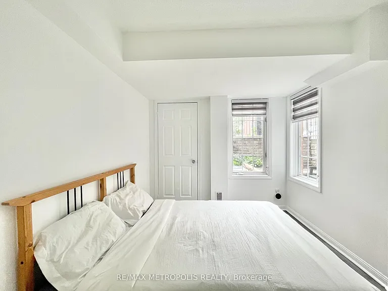 11 Niagara St W #38 — Photo 3