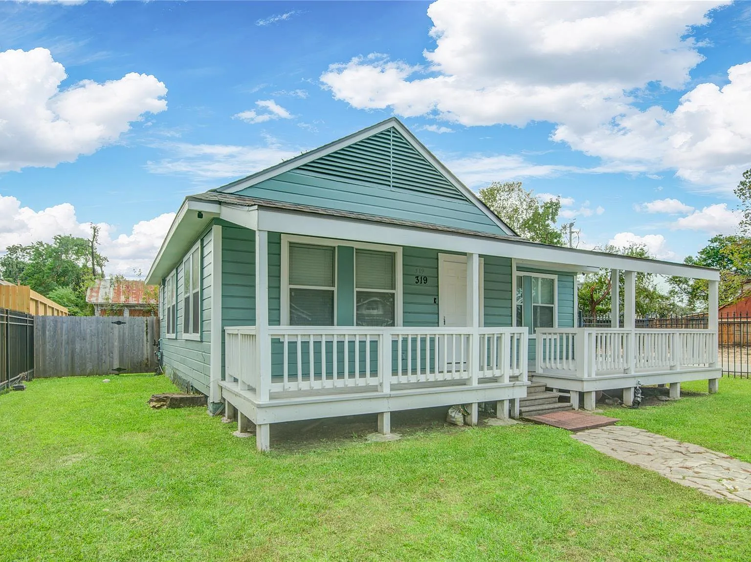 2 bed, 1.0 bath, 1168 sqft, $1,550 — Photo 3