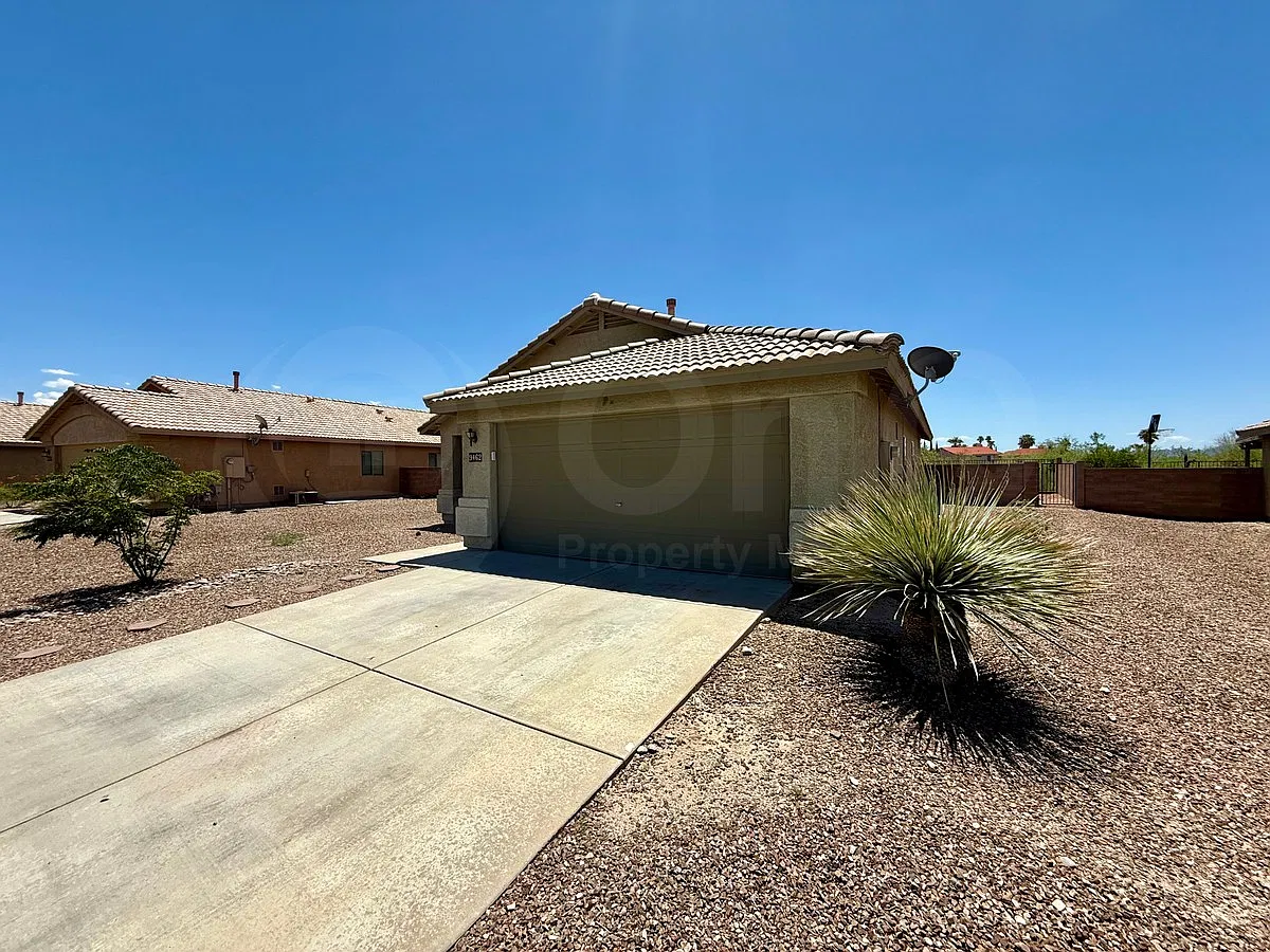 3 bed, 2.0 bath, 1495 sqft, $1,899 — Photo 2