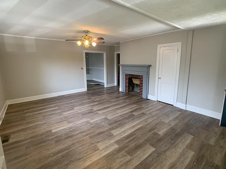 904 Neil St — Photo 2