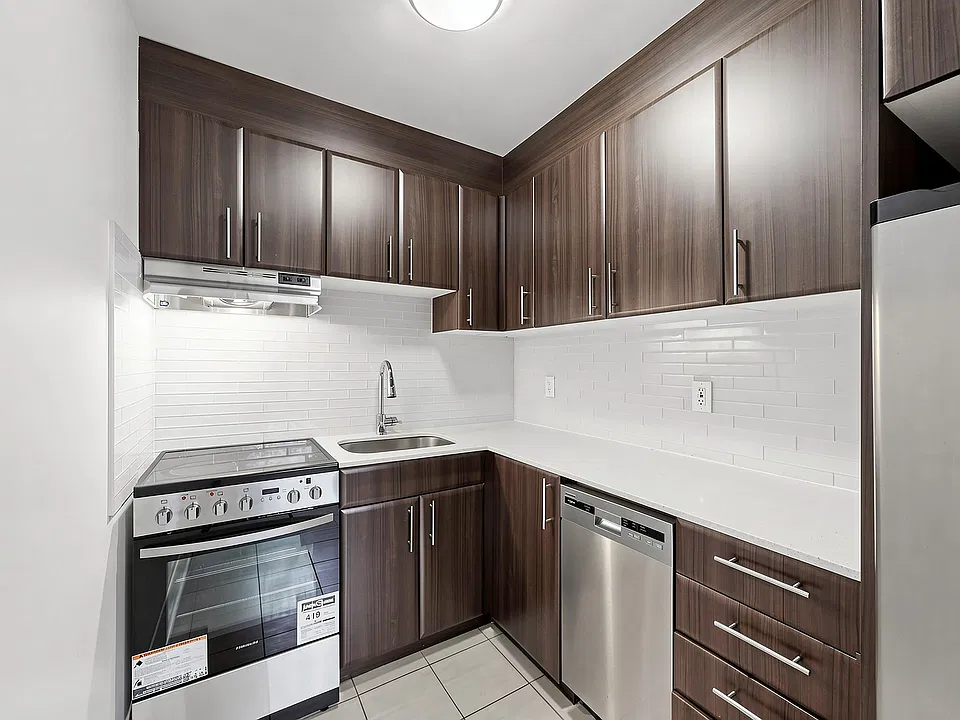 2837 Yonge St
