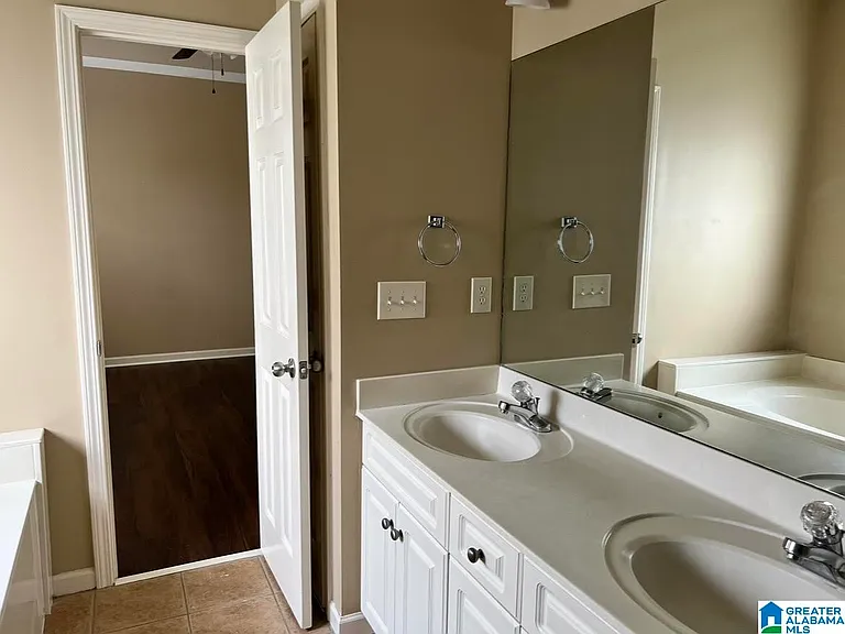 1004 Medinah Dr — Photo 16