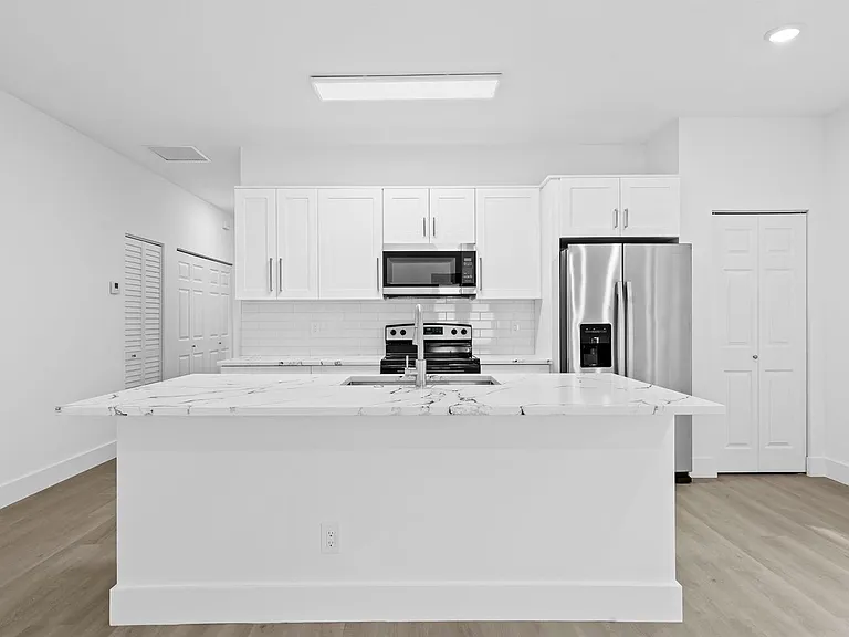 2810 NW 7th St — Photo 13