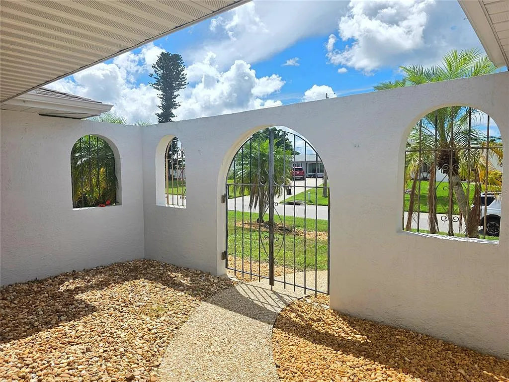 3 bed, 2.0 bath, 1810 sqft, $2,350 — Photo 4