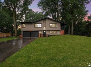 8261 Aberdeen Dr, Lambertville, MI 48144