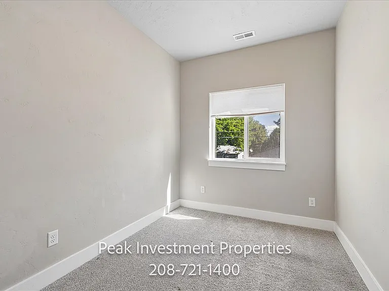 315 E Denver St — Photo 20