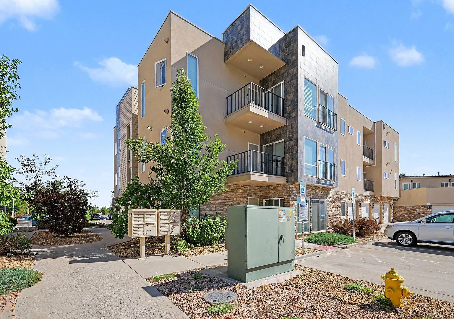 Available NOW! 2 Bedroom 2 Bath Beautiful Condo! — Photo 1