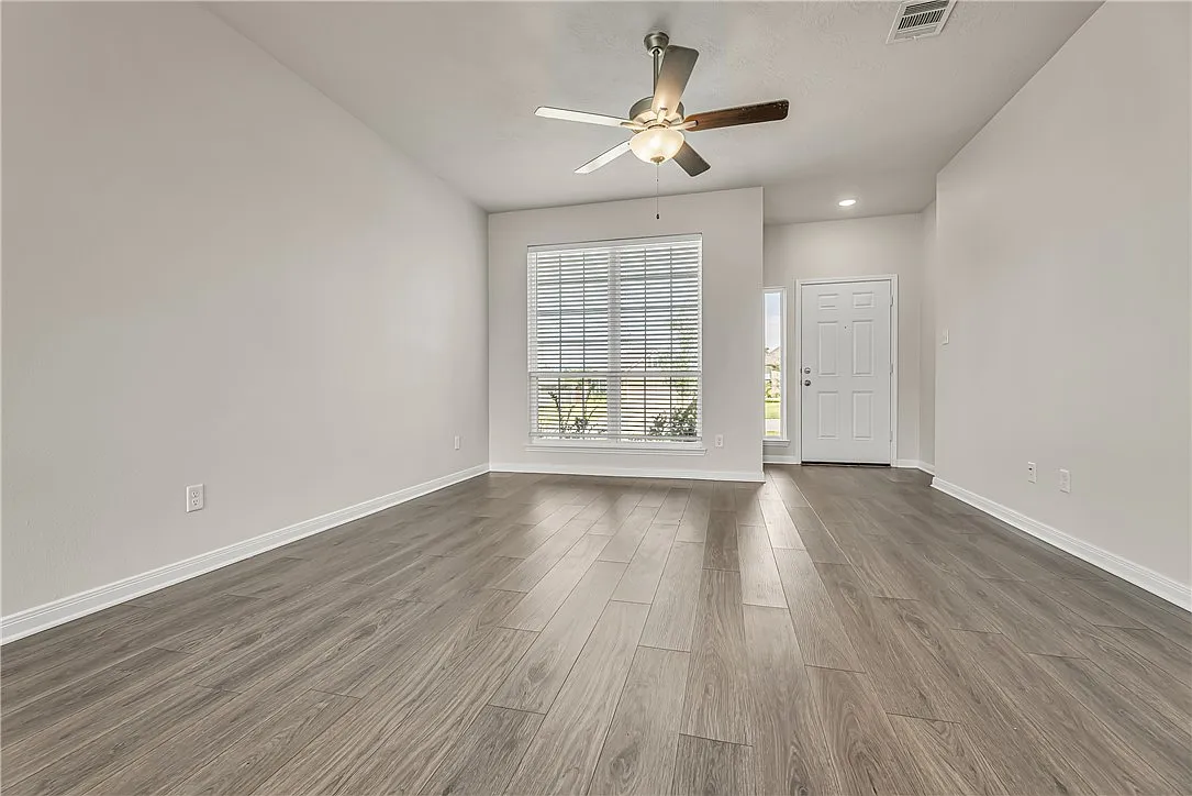 3 bed, 1270 sqft, $1,950 — Photo 4