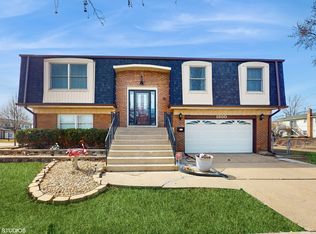 1800 W Catalpa Ln, Mount Prospect, IL 60056
