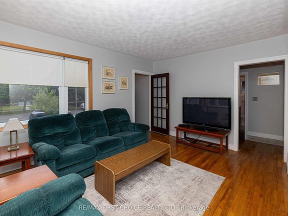 5th image of 370 Mary St E