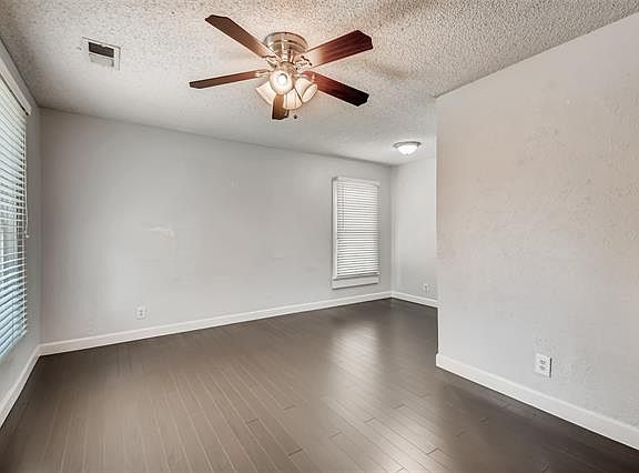 4th image of 5025 Royal Dr