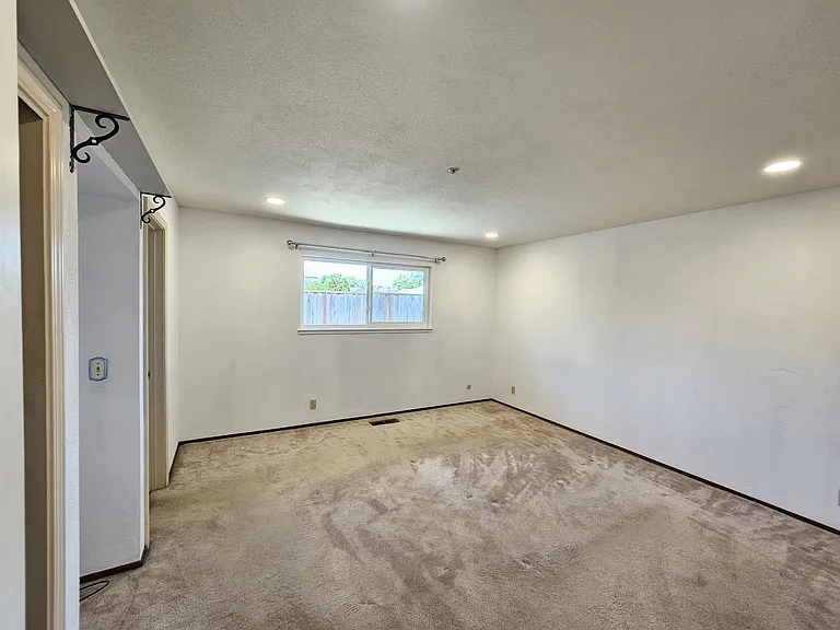 32270 Devonshire St — Photo 14