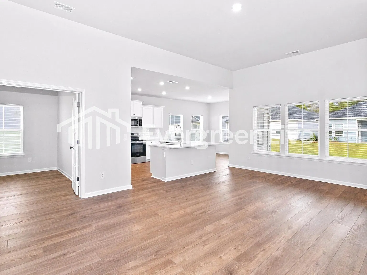 3 bed, 2.0 bath, 1748 sqft, $1,995 — Photo 2