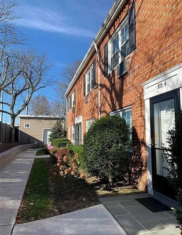 1 bed, 1.0 bath, $1,376 — Photo 2