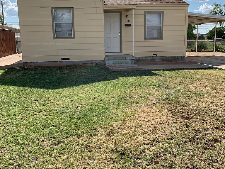 834 S Crockett Dr — Photo 1