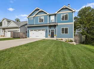 226 Juneway Ter, Lake Bluff, IL 60044