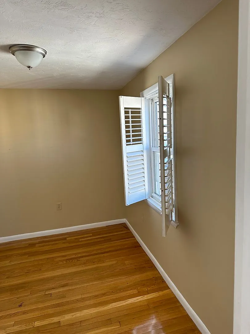 Nicely renovated pet friendly 2 bed in South Boston! — Photo 2