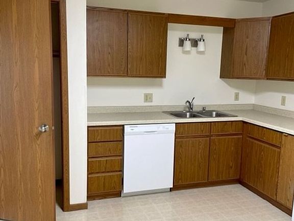 4th image of 919 Briar Ln #7