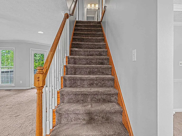 209 Lansing Ct — Photo 22