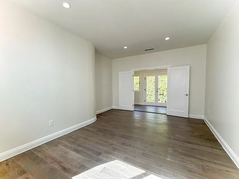 1043 S Plymouth Blvd — Photo 28