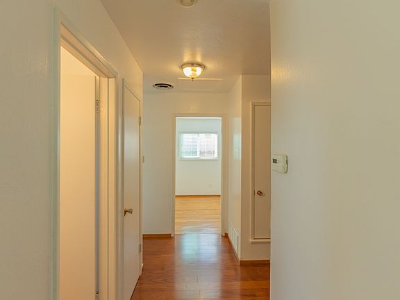 3rd image of 5 Clearbrook Rd