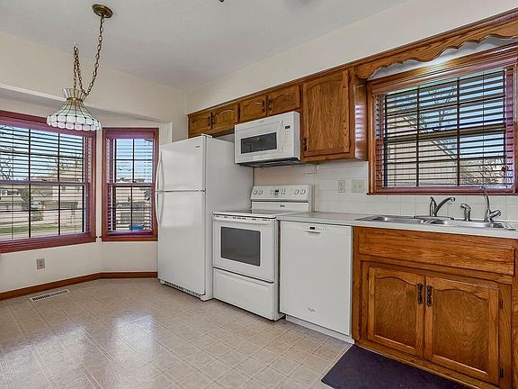 3rd image of 10575 Long St