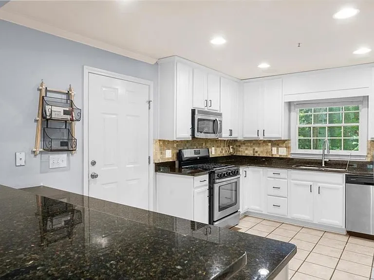 5667 Colton Dr — Photo 11