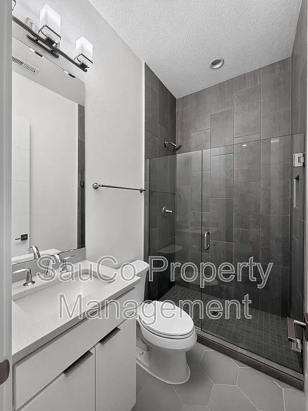 6 bed, 5.0 bath, 4400 sqft, $4,500 — Photo 3