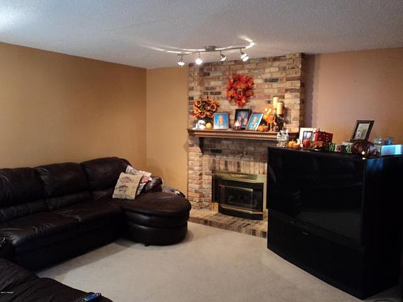 3rd image of 913 Meyer Blvd